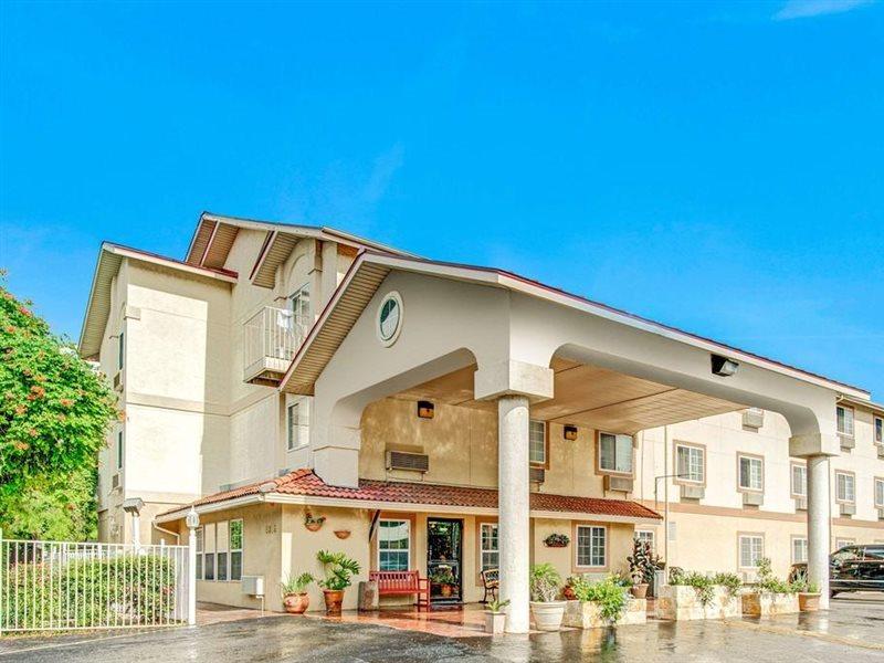 Super 8 By Wyndham San Antonio/Fiesta Hotel Kültér fotó