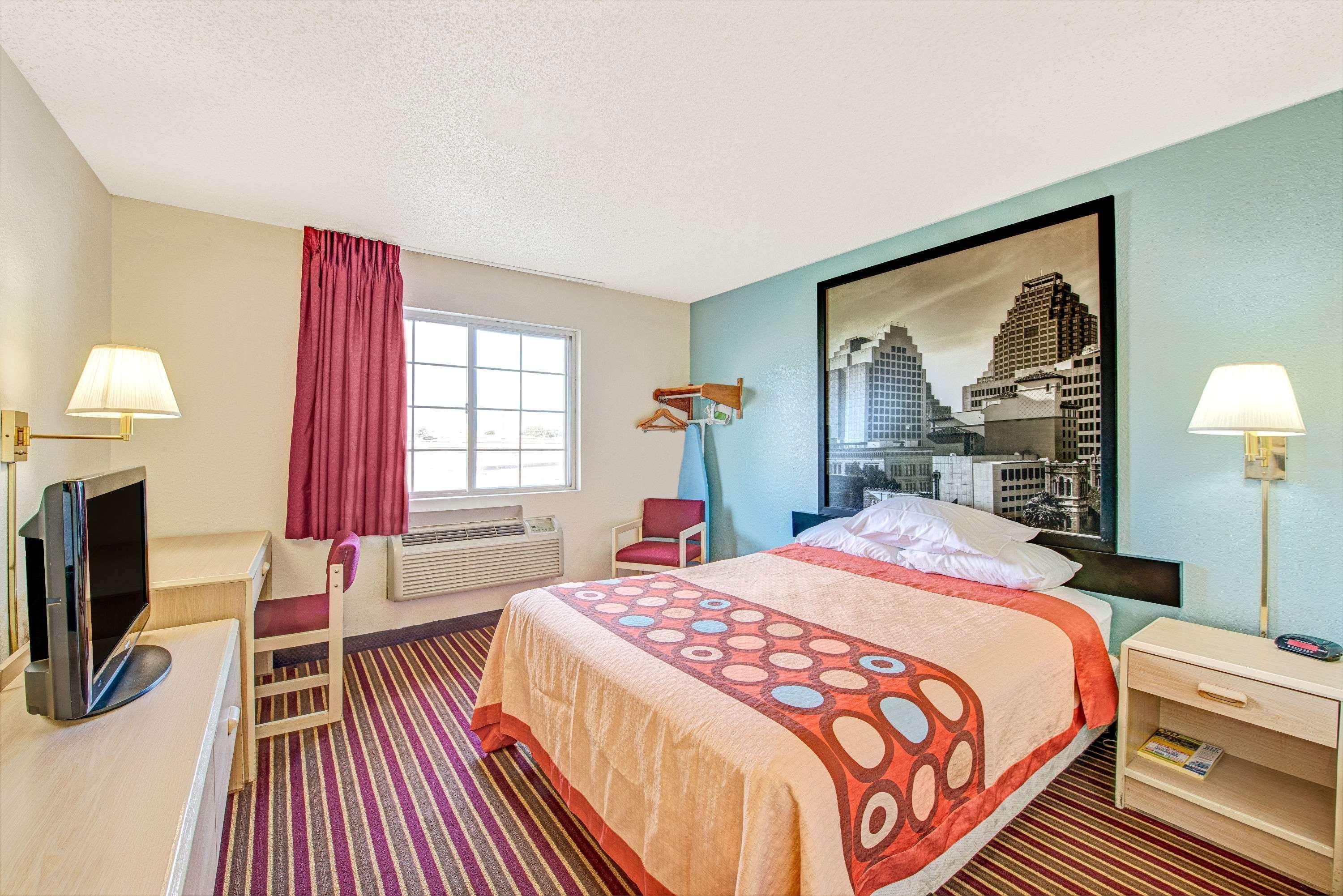 Super 8 By Wyndham San Antonio/Fiesta Hotel Kültér fotó