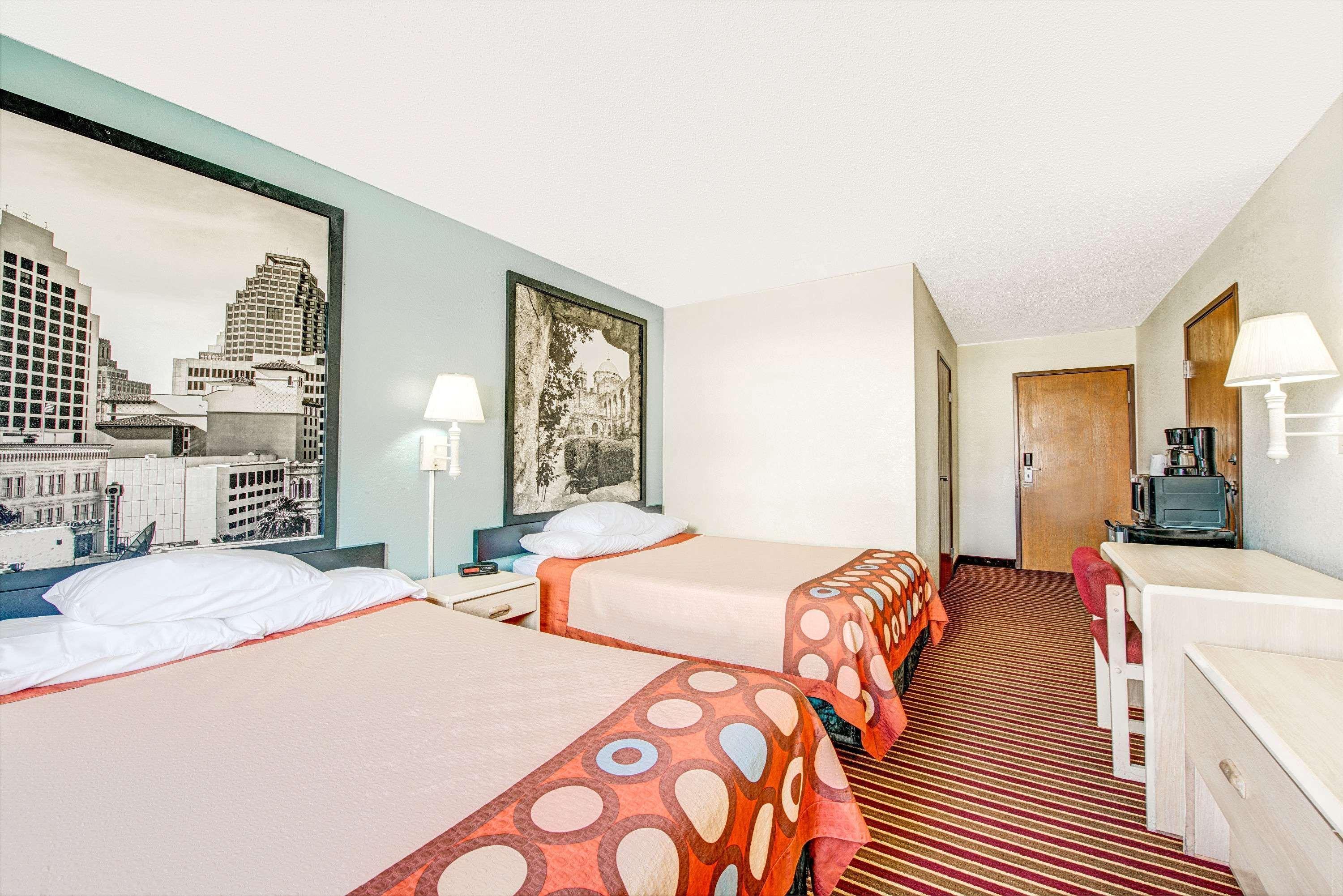 Super 8 By Wyndham San Antonio/Fiesta Hotel Kültér fotó