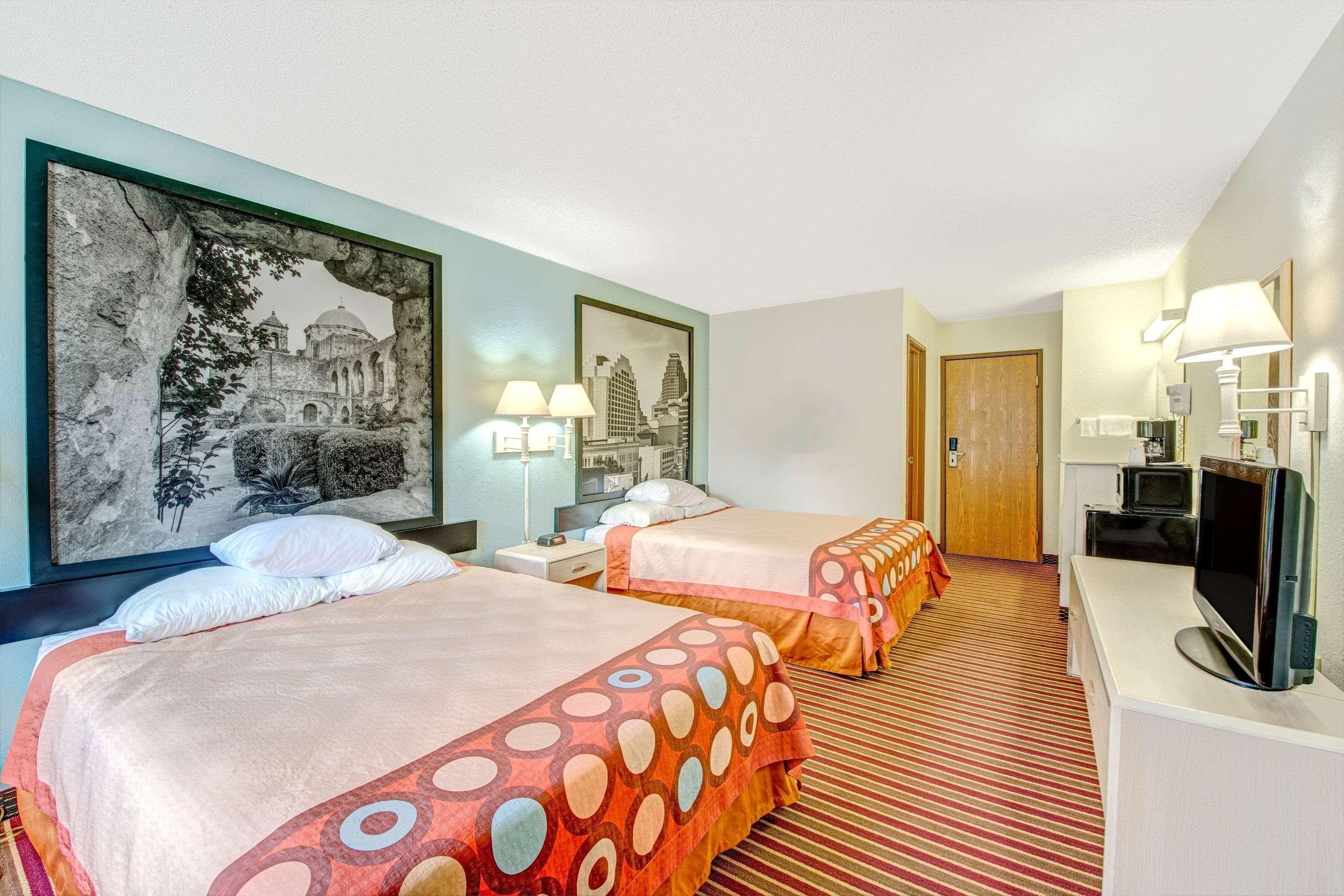 Super 8 By Wyndham San Antonio/Fiesta Hotel Kültér fotó